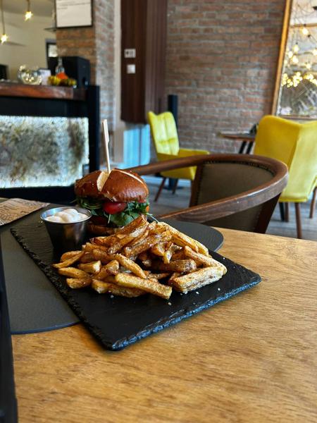 Nochicken Burger - Servit cu Cartofi Prăjiți de Casă & Maioneză Vegană cu Usturoi